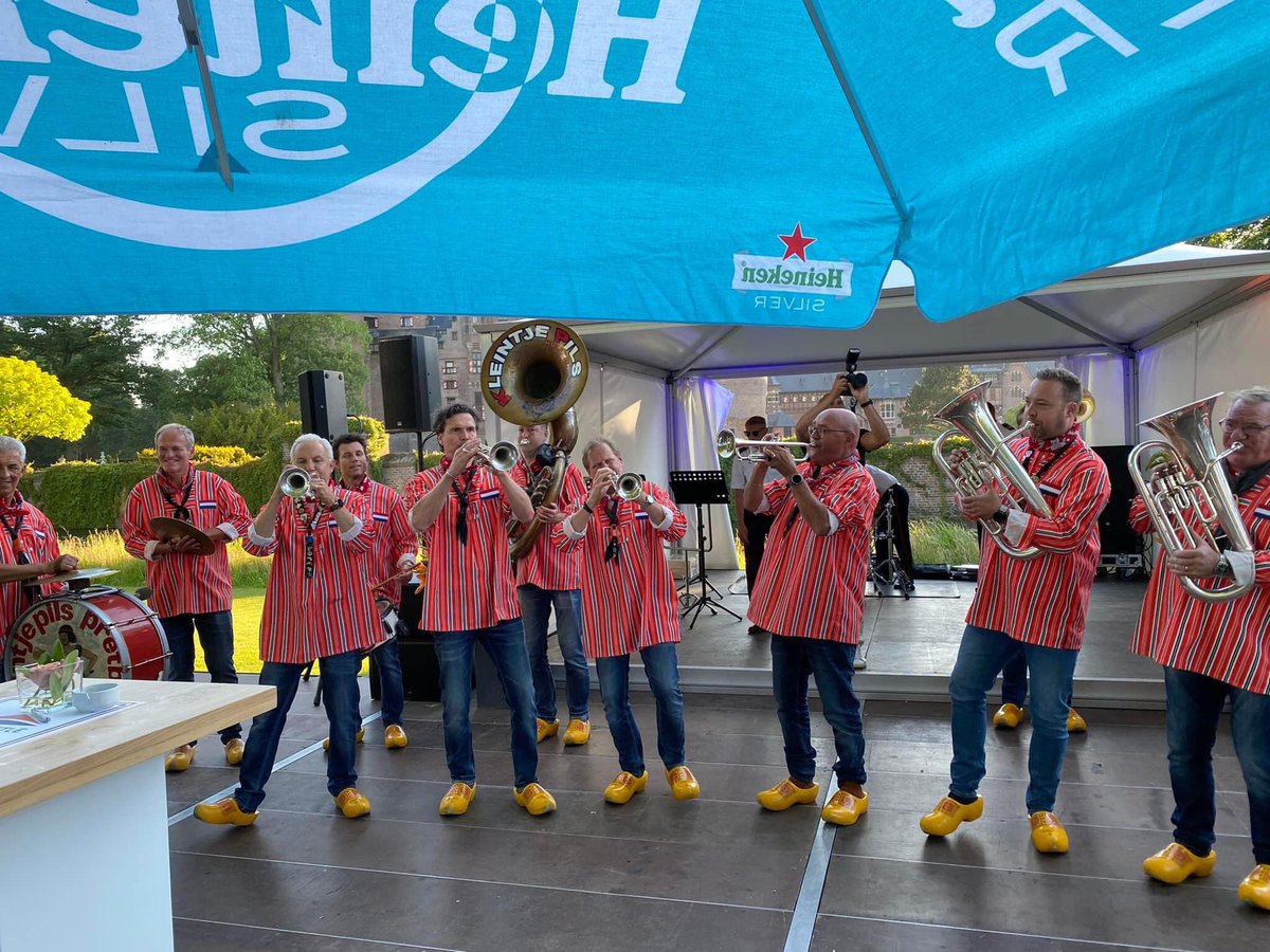 De plaatjes zeggen alles. Wat een fantastische Hollandse sfeer, heerlijke Haring, allemaal lieve mensen en spetterend optreden bij de Nationale #Haringpartij op <a href="/kasteeldehaar/">Kasteel de Haar</a>