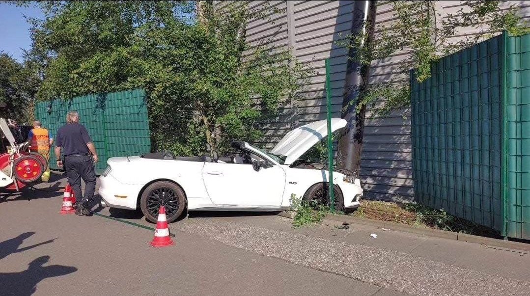 Stampida305's tweet photo. esto parece broma pero no lo es: un idiota ha estampado su coche contra un soporte de Taron que sobresale por fuera del parque. La atracción ha cerrado https://t.co/FOGL42nfND