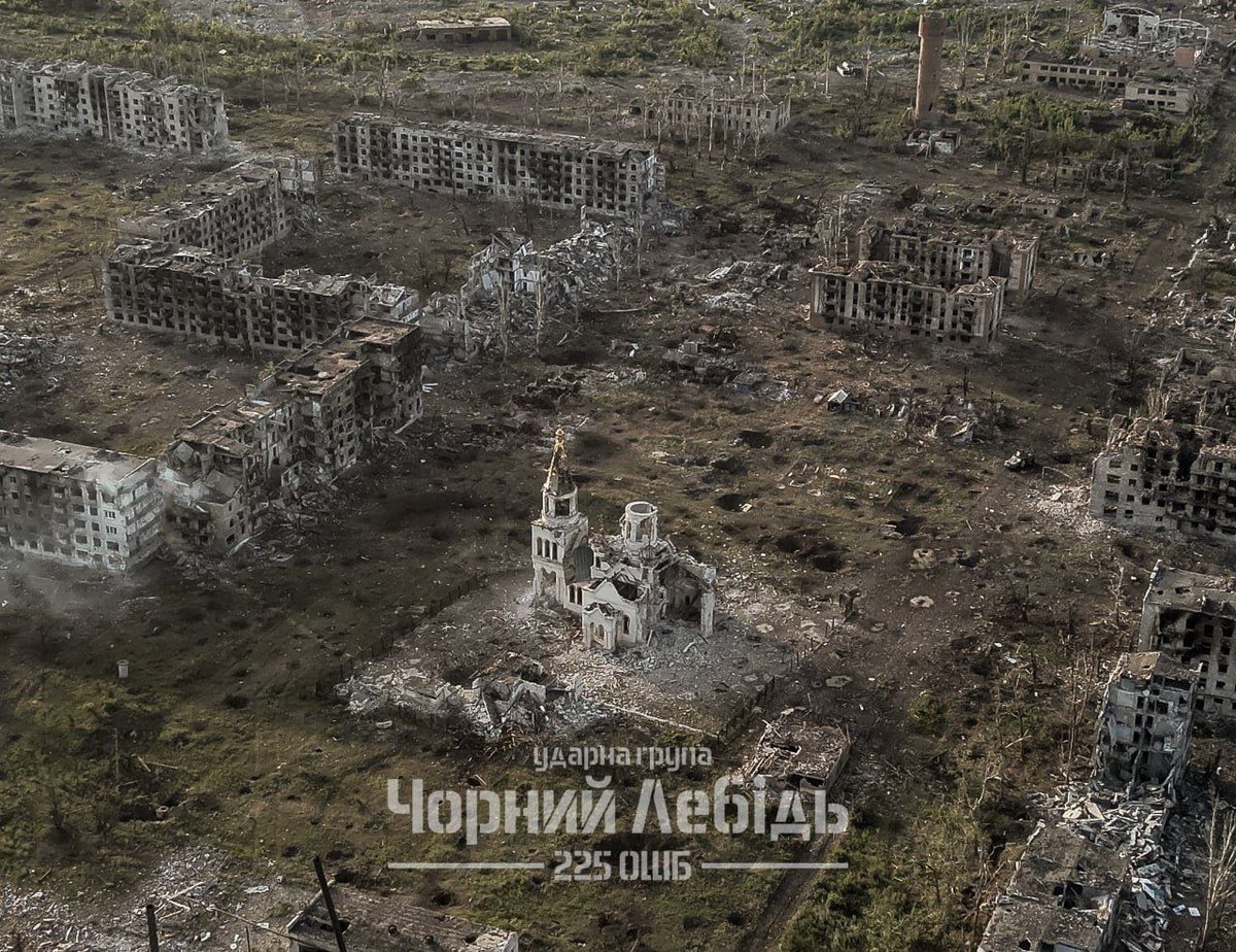 U24_gov_ua's tweet photo. “Thank you,” russia, for the ruined life.

14,000 residents once lived in Chasiv Yar. Now, there are destroyed houses everywhere; a result of shelling and aerial bombing.

Any place russia reaches turns to ash. This terrorist state must bear responsibility for their ruination of people's lives.
