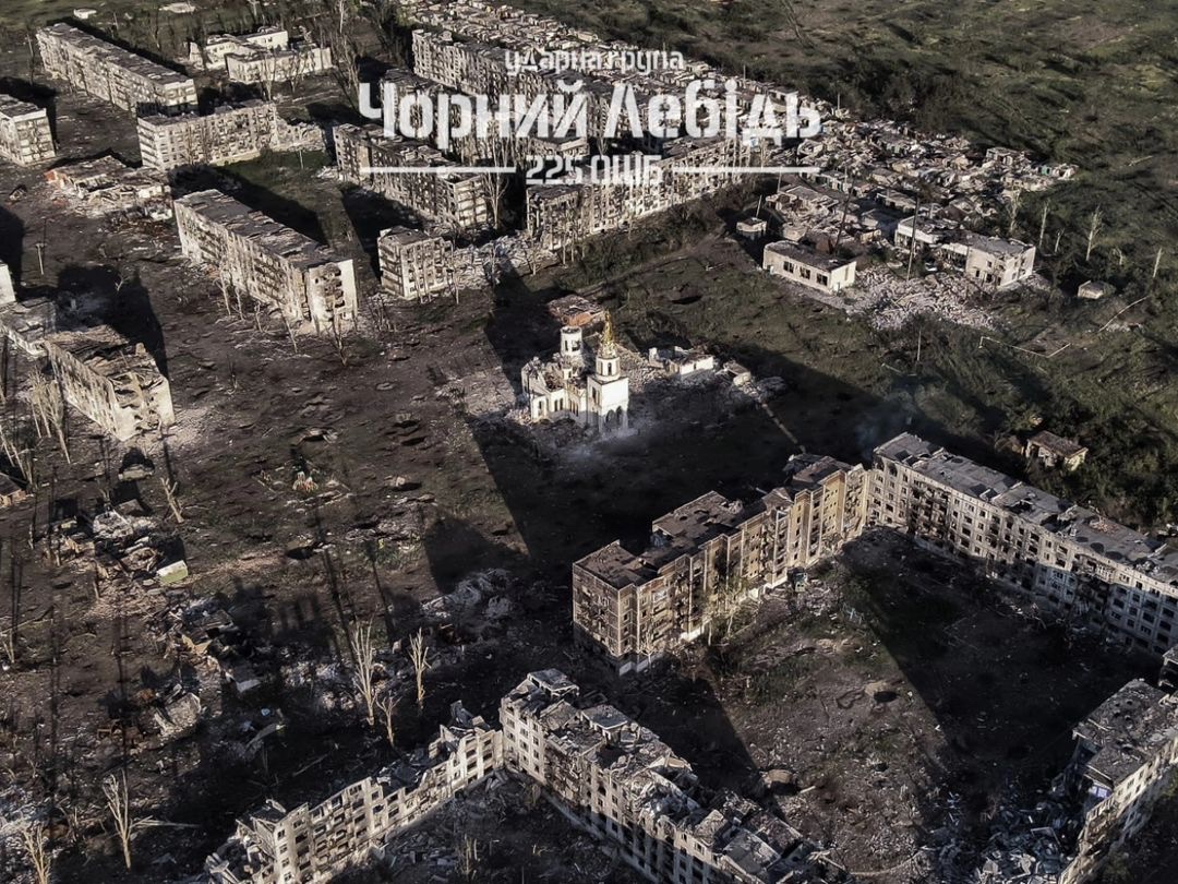 U24_gov_ua's tweet photo. “Thank you,” russia, for the ruined life.

14,000 residents once lived in Chasiv Yar. Now, there are destroyed houses everywhere; a result of shelling and aerial bombing.

Any place russia reaches turns to ash. This terrorist state must bear responsibility for their ruination of people's lives.