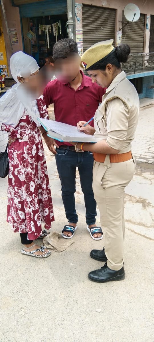 kanpurdehatpol's tweet photo. पुलिस अधीक्षक @bbgtsmurthyips के निर्देशन व ASP के मार्गदर्शन में थाना राजपुर में गठित महिला सुरक्षा दल द्वारा #MissionShakti अभियान के तहत बालिकाओं/महिलाओं को विभिन्न हेल्पलाइन नम्बरोंं की जानकारी देते हुए नारी सुरक्षा व नारी स्वावलंबन हेतु जागरुक किया गया। #ShePoweredUP https://t.co/NhuPA2Njf5