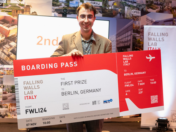 Il <a href="/Falling_Walls/">Falling Walls</a> Lab Italy premia un cafoscarino per il secondo anno di fila: Leone Bacciu, studente della Laurea Triennale in Informatica, è tra i due vincitori della competizione internazionale che promuove le idee innovative delle nuove generazioni.

🔗bit.ly/CFnews_Falling…