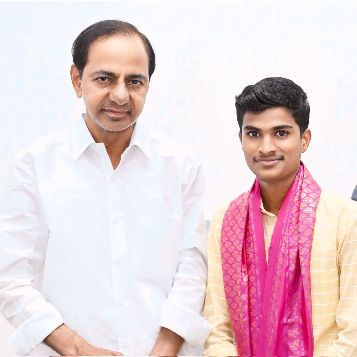 Pavan_BRS's tweet photo. With Telangana First Chief Minister @KCRBRSPresident Sir❤️✊ https://t.co/RpYKlHWHuL