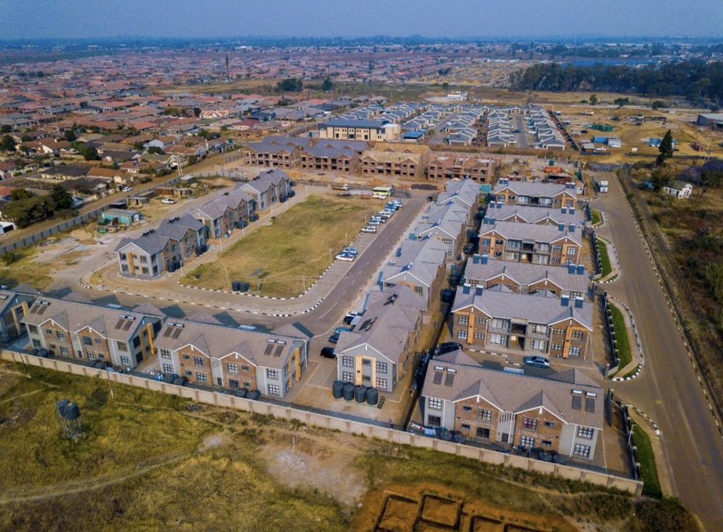 mncedisi_mengu's tweet photo. SANGANAI  FLATS
Status : complete 
Location : Tynward , Harare https://t.co/WNWlBhAgRc