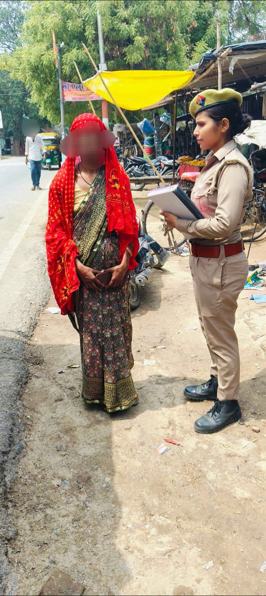 kanpurdehatpol's tweet photo. पुलिस अधीक्षक @bbgtsmurthyips के निर्देशन व ASP के मार्गदर्शन में थाना डेरापुर में गठित महिला सुरक्षा दल द्वारा #MissionShakti अभियान के तहत बालिकाओं/महिलाओं को विभिन्न हेल्पलाइन नम्बरोंं की जानकारी देते हुए नारी सुरक्षा व नारी स्वावलंबन हेतु जागरुक किया गया। #ShePoweredUP https://t.co/wk2922ajNQ