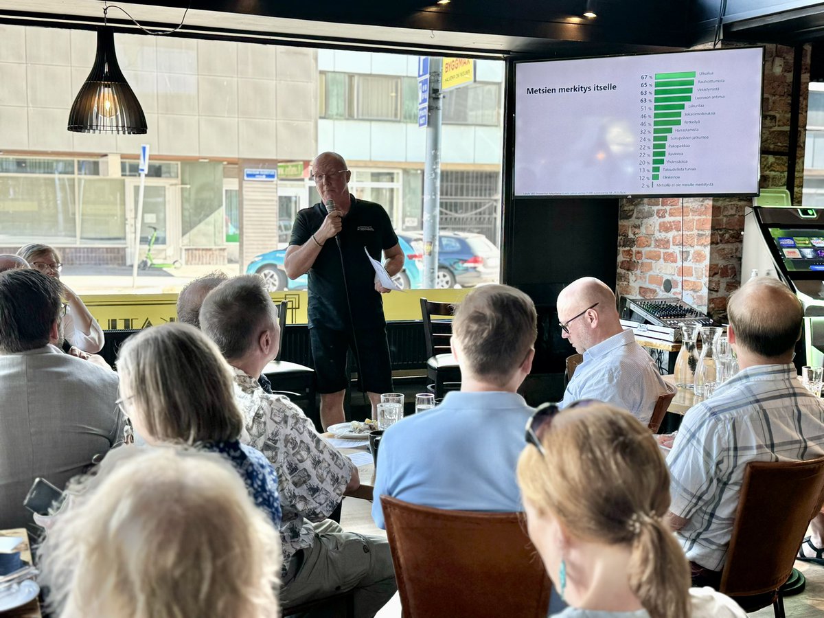 Porissa SuomiAreenassa tänään Metsähallituksen järjestämä keskustelutilaisuus aiheena ”Vanhat metsät suojellaan - entä sitten?” Paikalla neljä paria puhumassa teemasta eri näkökulmista. Helteinen päivä mutta myös aihe on kuumassa keskustelussa! 

#vanhatmetsät