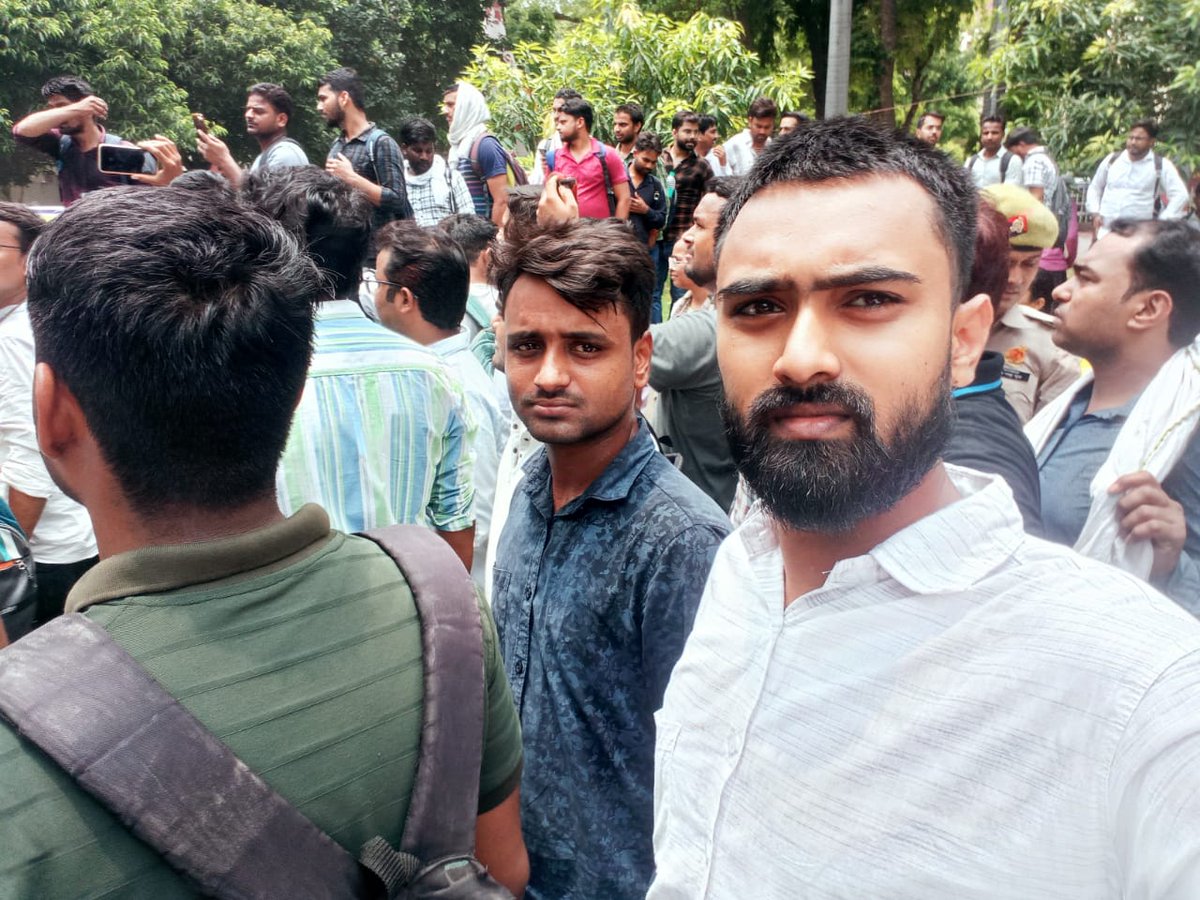 NiteshKumarro16's tweet image. #लेखपाल_नियुक्ति_दो।।
आज लखनऊ के केसरबाग स्थित राजस्व परिसर में नव युक्त लेखपालों द्वारा सरकार से मांग की गई, की उनके कोर्ट में चल रही केस की सही तरीके से सुनवाई कर जल्द से जल्द नियुक्ति पत्र दिया जाय, और उनके मानसिक पीड़ा को समाप्त किया जाए।।