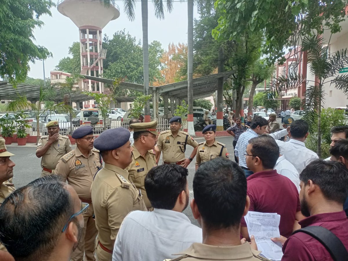 NiteshKumarro16's tweet image. #लेखपाल_नियुक्ति_दो।।
आज लखनऊ के केसरबाग स्थित राजस्व परिसर में नव युक्त लेखपालों द्वारा सरकार से मांग की गई, की उनके कोर्ट में चल रही केस की सही तरीके से सुनवाई कर जल्द से जल्द नियुक्ति पत्र दिया जाय, और उनके मानसिक पीड़ा को समाप्त किया जाए।।