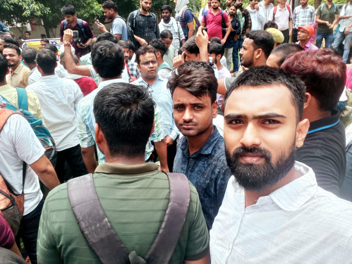 NiteshKumarro16's tweet image. #लेखपाल_नियुक्ति_दो।।
आज लखनऊ के केसरबाग स्थित राजस्व परिसर में नव युक्त लेखपालों द्वारा सरकार से मांग की गई, की उनके कोर्ट में चल रही केस की सही तरीके से सुनवाई कर जल्द से जल्द नियुक्ति पत्र दिया जाय, और उनके मानसिक पीड़ा को समाप्त किया जाए।।