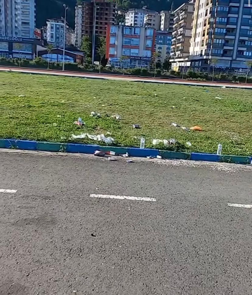 TemizRize's tweet photo. Portakallik mahallesi etkinlik alanı temizlik çalışmalarımız...@rahmimetin @Abdulkadir0KSUZ @FerdiByzts @TemizRize https://t.co/BLPpGUiiMh