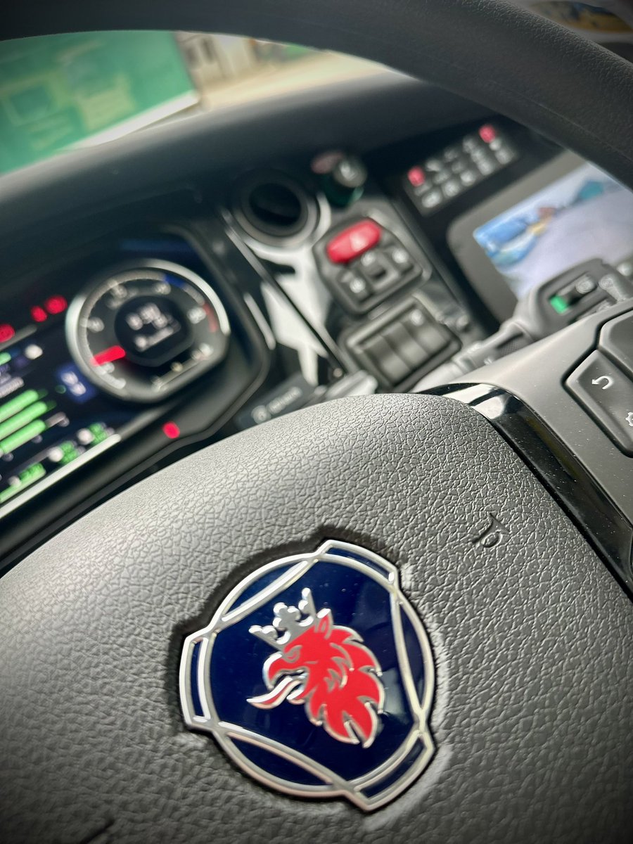 Kwalker14tjt's tweet photo. Welcome to the fleet the first of 2 new @ScaniaUK Irizar i6s. Euro 6 fully accessible executive coach. @YorkPullmanBus continually investing in the future #newcoach #scania #irizar #ypb https://t.co/Z66YrCQIGa