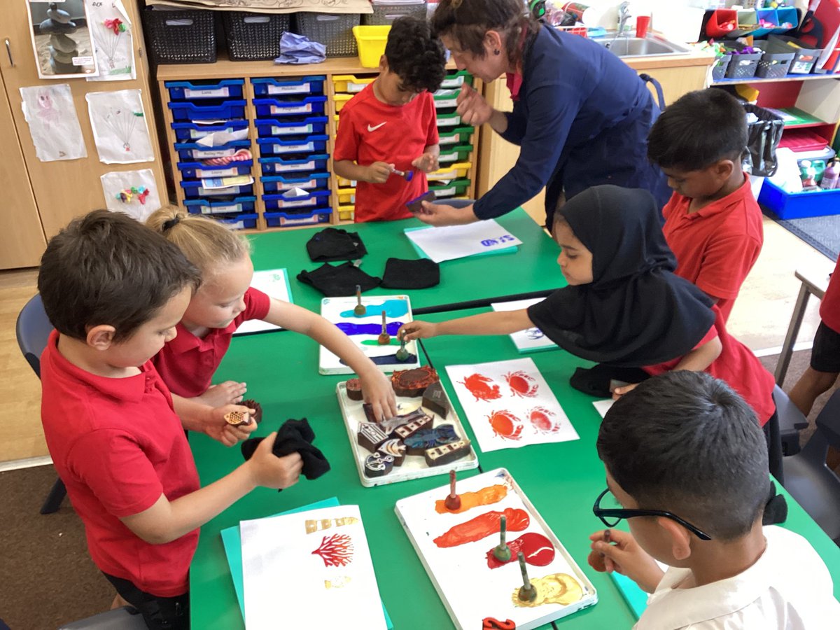 knightontmet's tweet photo. #Macaulayclass had a great afternoon learning how to print as part of a CLS workshop, they created bags with a seaside theme #creativity #seaside https://t.co/kPLEvBpGfQ
