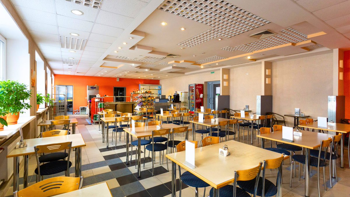 This #office café features a vibrant mix of #yellow and #orange #colors, with lush greenery, creating a bright and #relaxing atmosphere for #employees.🥰

📸: Petr Magera

#DesignInspiration #designtips #decor #art #Productivity #architecture #LikeForLikes #photography #love #Wow