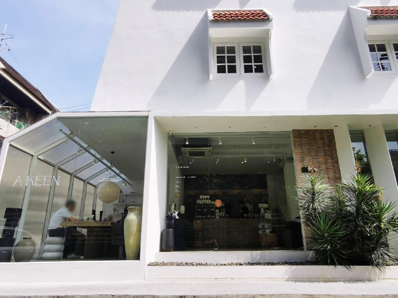 sukhumvitcafe's tweet photo. A Keen House คาเฟ่บ้านสีขาวสะดุดตาในย่านเอกมัย หรือ สุขุมวิทซอน 40 พร้อมทั้งเป็น Art gallery และ Pet friendly บรรยากาศภายในร้านผ่อนคลายสุดๆ เพื่อนๆสามารถอ่านรีวิวฉบับเต็มได้ที่      
https://t.co/CBWtvHxe5m
@aroii @aroiipaiadk @Kin24hrs
#คาเฟ่น่านั่ง #อร่อยไปแดก #อร่อยบอกต่อ https://t.co/ruaeco8L3B