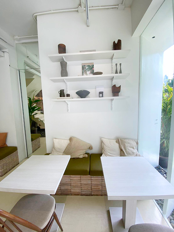 sukhumvitcafe's tweet photo. A Keen House คาเฟ่บ้านสีขาวสะดุดตาในย่านเอกมัย หรือ สุขุมวิทซอน 40 พร้อมทั้งเป็น Art gallery และ Pet friendly บรรยากาศภายในร้านผ่อนคลายสุดๆ เพื่อนๆสามารถอ่านรีวิวฉบับเต็มได้ที่      
https://t.co/CBWtvHxe5m
@aroii @aroiipaiadk @Kin24hrs
#คาเฟ่น่านั่ง #อร่อยไปแดก #อร่อยบอกต่อ https://t.co/ruaeco8L3B