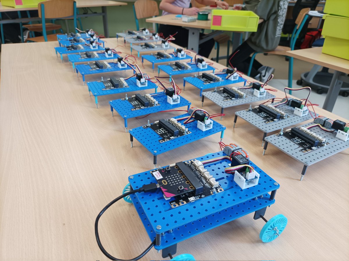 MMouronval's tweet photo. Fin d'année studieuse.
Nos maquettes de voiture contrôlées à distance sont en cours de fabrication.
#technocollege 5eme. https://t.co/nP7lj0yq3w