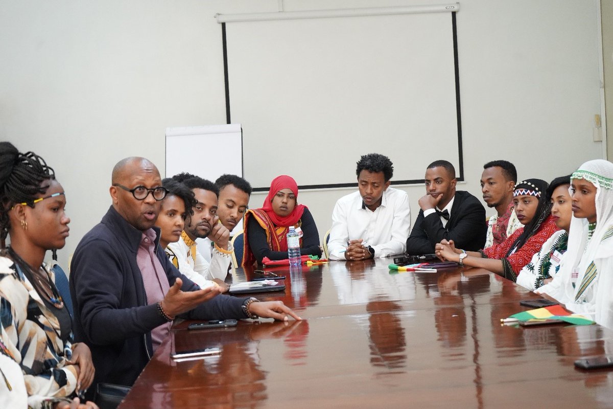 Amref_Worldwide's tweet photo. We are excited to have hosted the 2024 Kefeta Youth Leadership Fellowship in Nairobi! From June 17-21, 26 young leaders from 20 Ethiopian cities engaged in sessions on project management and experience sharing, gaining new insights and skills to address community challenges. The fellows also had enriching interactions with Amref staff, @AmrefStudents, and faculty, including a special session with our Group CEO, @daktari1, who inspired them with his life story. “Make the right choices to discover your potential. As #Amref, we focus on health choices; it’s your health that helps you to make other choices,” he urged. @AmrefUniversity @bitania_lulu @AmrefYouth