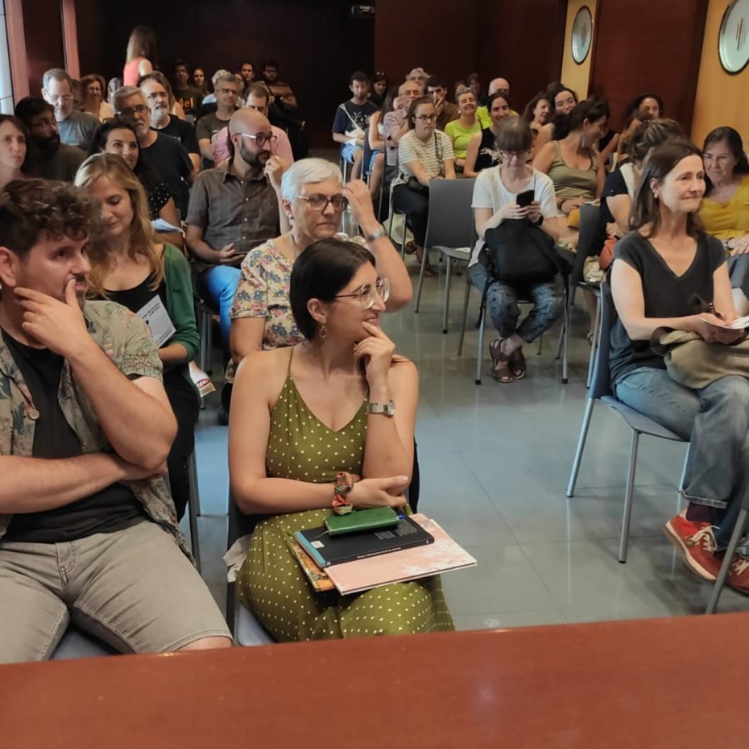 📸 Compartim amb vosaltres algunes fotos de la presentació del #llibre 📖 "Pensar críticament a l'aula de ciències" 🧪💭 ahir al 🏫 <a href="/cdlcat/">Col·legi de docents</a>. Moltes gràcies a tots/es per acompanyar-nos! 😃

🗣️ <a href="/DignaCouso/">Digna Couso</a> <a href="/conxita_marquez/">Conxita Márquez</a> Mariona Massip <a href="/eferroga/">Elena Ferro</a> <a href="/rogetus/">Roger Fusté</a> <a href="/ZabalaAntoni/">Antoni Zabala</a>