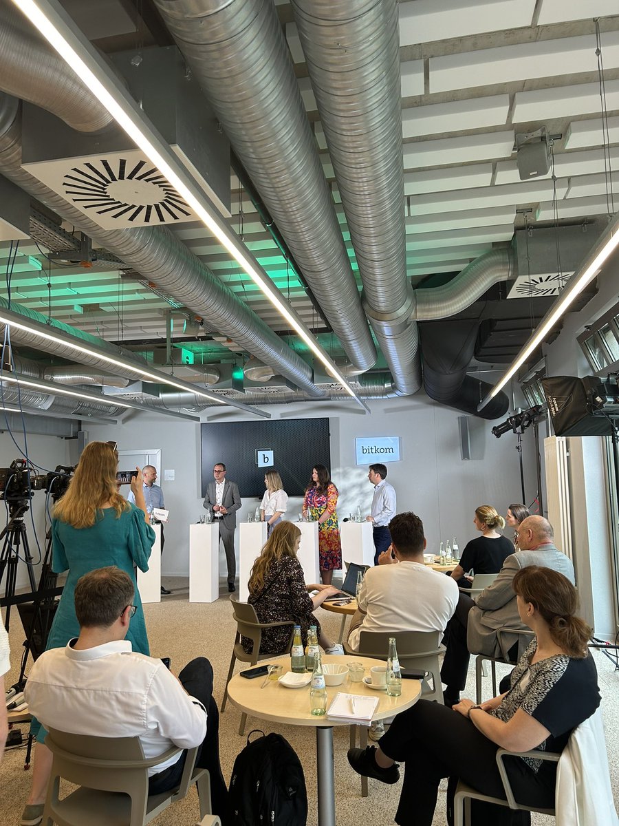 Bitkom_Politik (@bitkom_politik) on Twitter photo 🔥 Jetzt wird #BitkomTacheles geredet! Gemeinsam mit <a href="/JensZSPD/">Jens Zimmermann</a>, <a href="/anncathrin87/">Ann Cathrin Riedel</a> (<a href="/NExTNetz/">NExTnetzwerk</a>), <a href="/alexa_moller/">Alexa Möller</a> (<a href="/Polyteia/">Polyteia</a>) und Dirk Schrödter diskutieren wir jetzt über eine erfolgreiche bundesweite Verankerung von Datenstrategien im Public Sector <a href="/Bitkom_Gov/">Bitkom_Gov</a> 🔥 Jetzt wird #BitkomTacheles geredet! Gemeinsam mit <a href="/JensZSPD/">Jens Zimmermann</a>, <a href="/anncathrin87/">Ann Cathrin Riedel</a> (<a href="/NExTNetz/">NExTnetzwerk</a>), <a href="/alexa_moller/">Alexa Möller</a> (<a href="/Polyteia/">Polyteia</a>) und Dirk Schrödter diskutieren wir jetzt über eine erfolgreiche bundesweite Verankerung von Datenstrategien im Public Sector <a href="/Bitkom_Gov/">Bitkom_Gov</a>