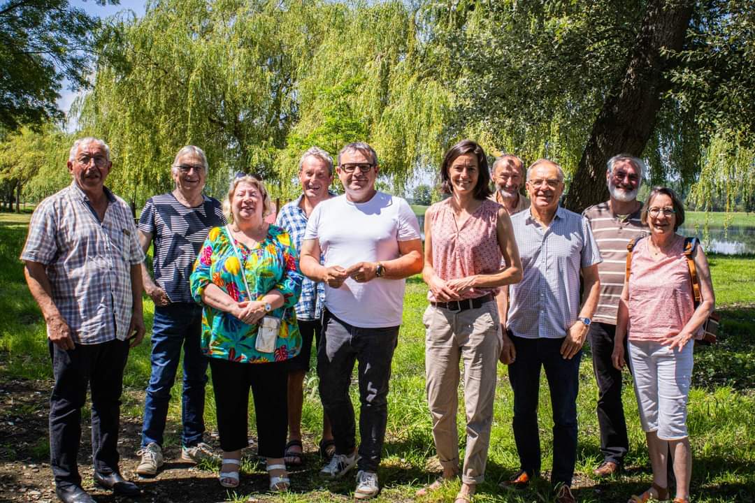 _elsarichard's tweet photo. Merci à tou.te.s les élu.e.s démocrates du Nord de la #circo4901 pour leur confiance et leur engagement pour leurs territoires, au service de la cohésion sociale, des services publics, de la culture, la prévention que je représenterai avec honneur à l'Assemblée nationale. https://t.co/Lq68iE5VGY