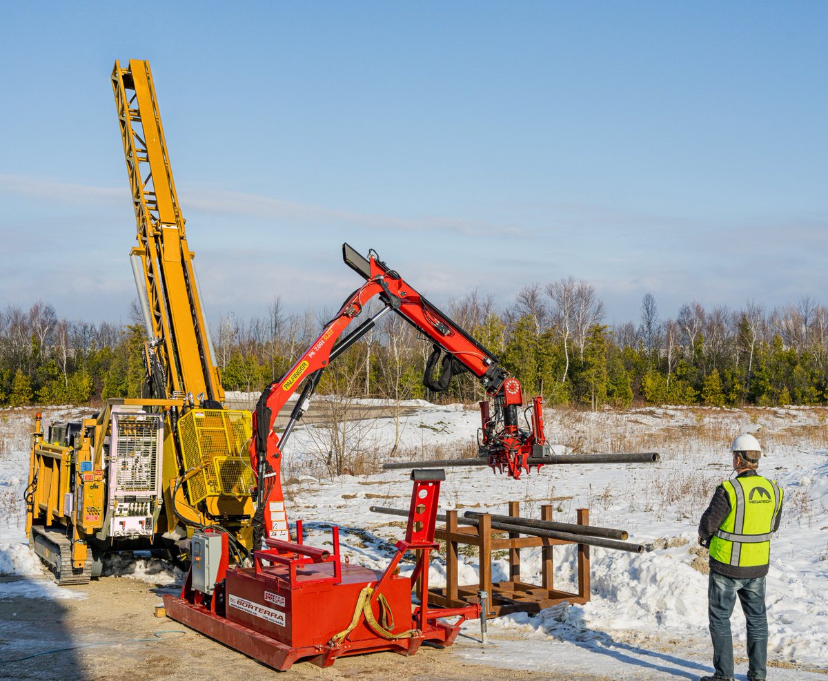 GeoDrilling's tweet photo. Drilling contractor works with robotics specialist to develop a hands-free rod-handling system - https://t.co/PSYJ4JfwAh
#Aspermont @MajorDrilling #MEDATech #RodBot #Robotics #Automation #RodHandling #Drilling #Safety https://t.co/2WXHoXgDFB