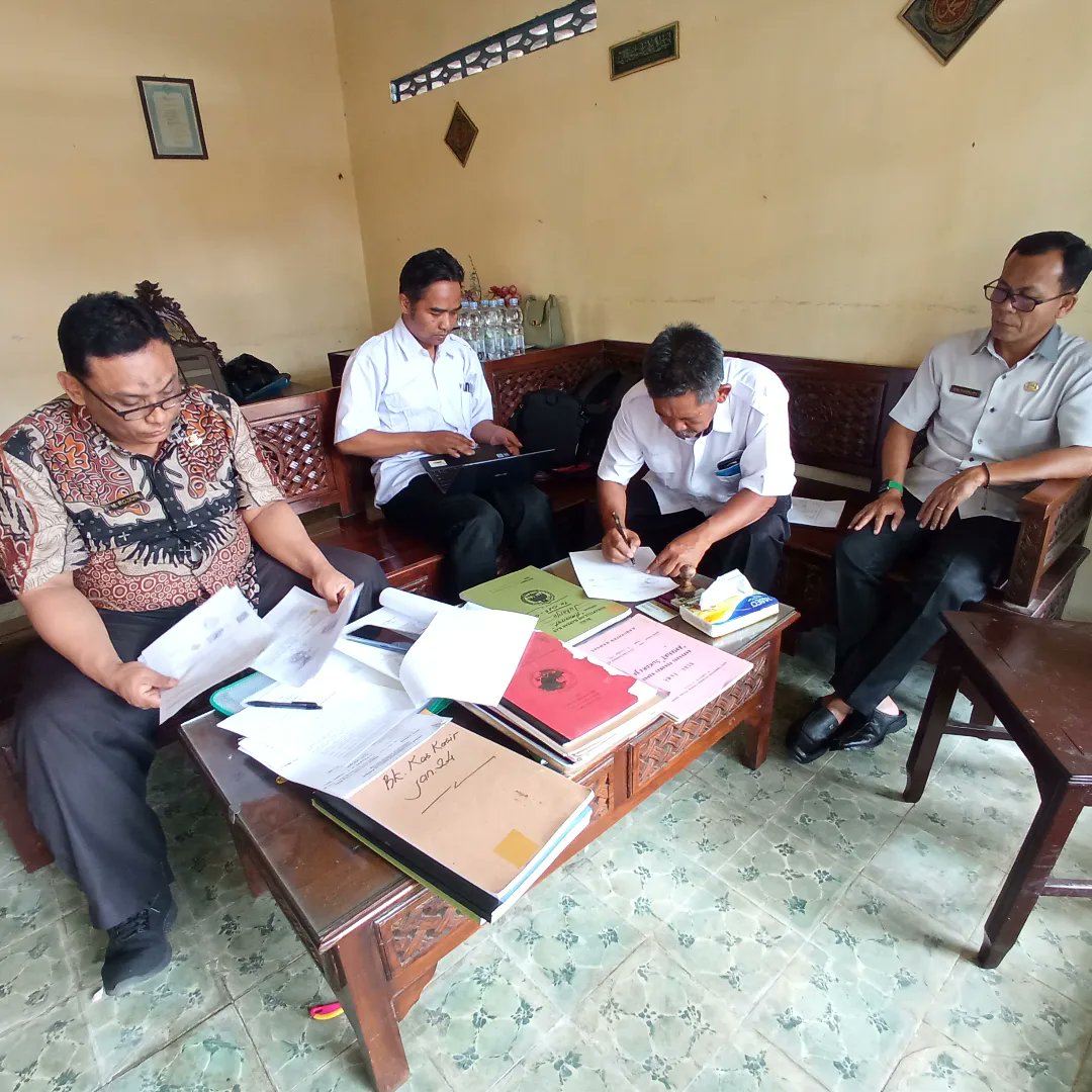 Kegiatan pembinaan dan penilaian kesehatan koperasi di KPRI Amanat yang berlokasi di Desa Sumber Kec. Sukorejo yang dilaksanakan oleh Dinas Perdagangan, Koperasi dan UKM Kendal Petugas Pengawas, Analis Koperasi, Bpk Rozikin dan Tenaga Pendamping Koperasi R. Rendra Adiguna