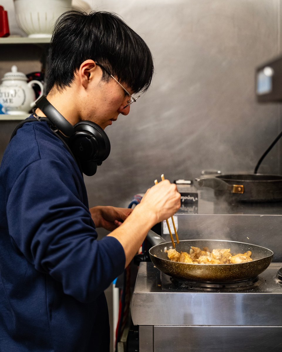 LDNBackpackers's tweet photo. Serving up some serious yum vibes in the shared kitchen!
.
.
.
#gapyear #genz #humor #LondonCity #londonspring #londontourist #memes #tourist #traveler #travelgoals #traveling #travellifestyle #traveladdict #travelinspiration #travelawesome #travel #travelgram #instatravel https://t.co/5gbAMeagFt