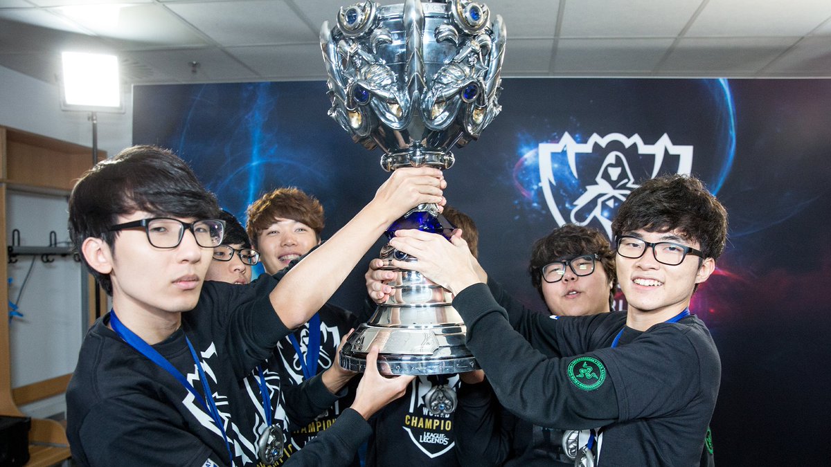 lolesports's tweet photo. The only four-time World Champion: @Faker. 🏆🏆🏆🏆

#HallOfLegends | @MercedesBenz https://t.co/7H9yqqvRrc
