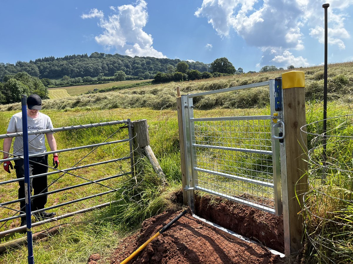 finstumpf's tweet photo. Two new kissing gates replacing life expired stiles on #ThreeCastles improving access to the countryside thanks to volunteers working with @RamblersCymru @MonCountryside #Grosmont
Mother, it was hot!
@visit_mon @VisitAberG @LoveYFenni @MonmouthshireCC 

Want to join us? https://t.co/cHSNTWH14M