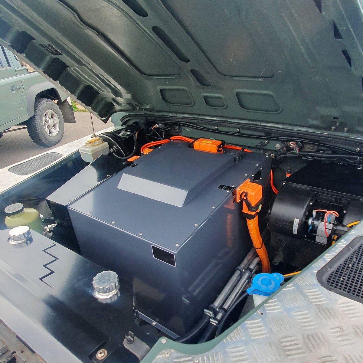 Chargeheads's tweet image. Teslaswap Defender video 🎥 with Tesla Model 3 Motor , @FelltenSystems battery pack ⚡️and @Ingenext_tech controller 🎮 now LIVE on the ChargeheadsUK @YouTube channel 💯⚡️💥 #teslaswap #evconversion