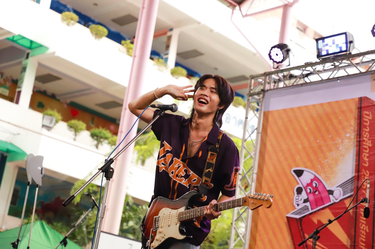 JohnNattachot's tweet photo. ความฝันตั้งแต่สมัยเรียนมัธยม ว่าถ้าได้เป็นศิลปินอยากจะได้เล่นคอนเสิร์ต School Tour แล้วชวนนักเรียนโดดมันๆ 
วันนี้ได้เล่นแล้ว โครตสนุกเลยค้าบบ 🔥🥹🤘🏻

#TeroMusicXWarnerMusicThailand
#TeaPlus 
#WarnerMusicThailand 
#คอนเสิร์ตศาสตร์
#WayferRecords 
#johnnattachot #จอห์นณัฎฐโชติ https://t.co/majPIrIGfg