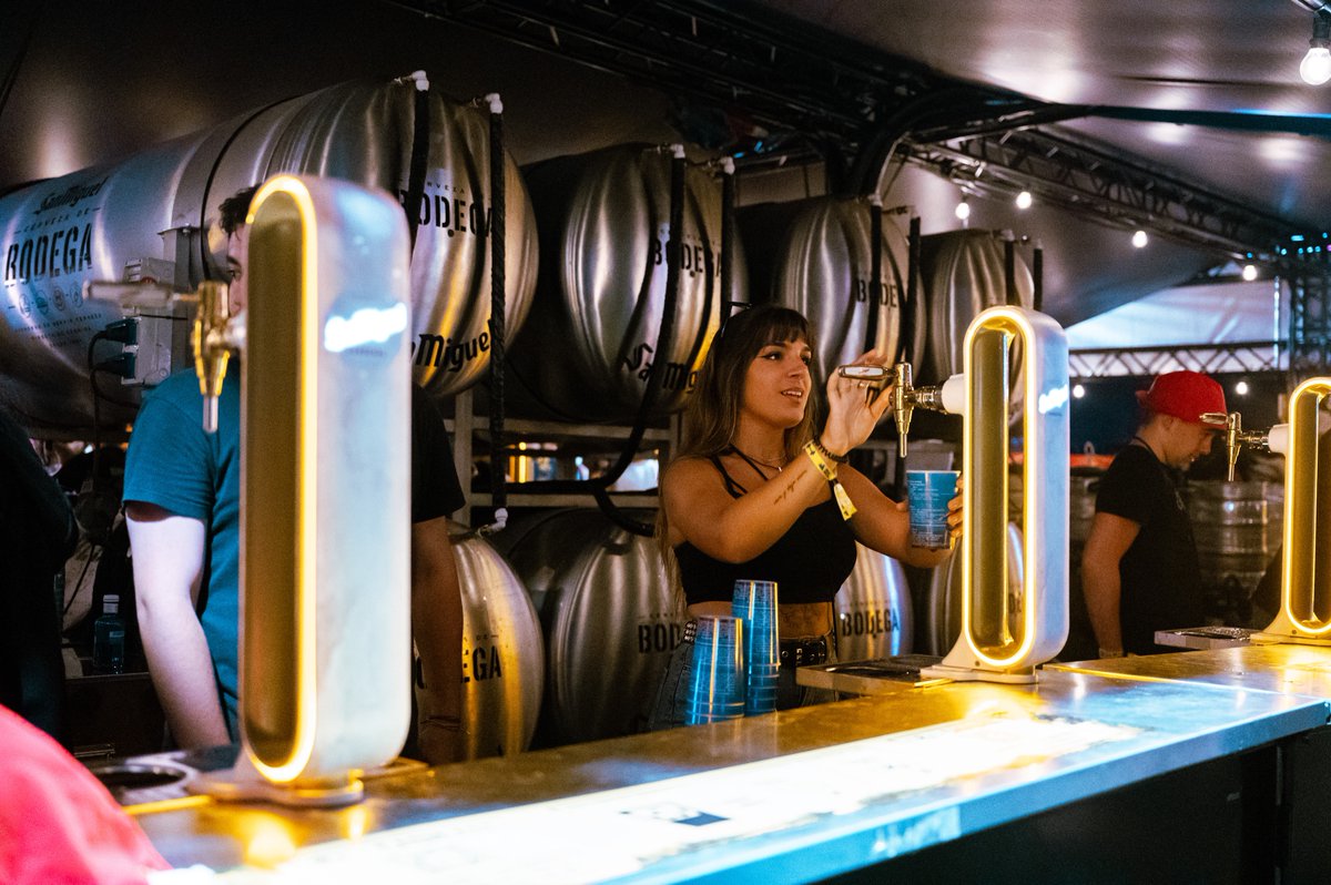 Tres red flags de manual en un festival:
- Que le preguntes por sus gustos y te diga que escucha "un poquito de todo".
- Que llegue disfrazado de Alex Turner un 11 de julio a las 16:00.
- Que no le guste la cerveza.