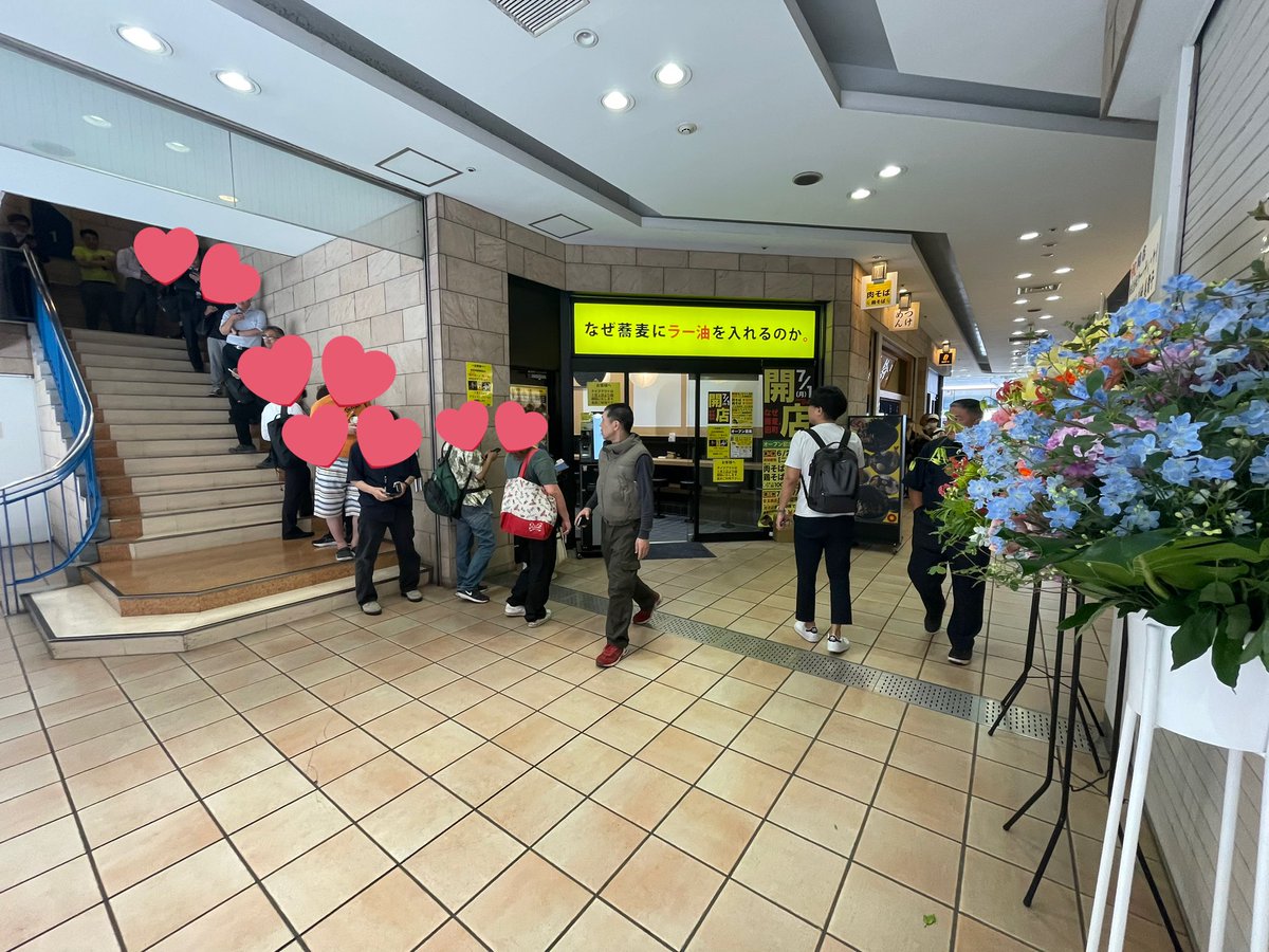nomimono_co_jp's tweet photo. なぜ蕎麦にラー油を入れるのか。田町店　オープン🎉
プレオープン：6/27（木）6/28（金）
営業時間：昼の部　11:30～
　　　　　夜の部　18:00～
ポーク肉そば、鶏そばを特別価格500円で提供いたしますだに🪙
昼の部 100食　夜の部80食
※無くなり次第終了

夜の部は18:00〜だに〜🙌

↓昼の部の様子✨ https://t.co/NaMfxCEJPS