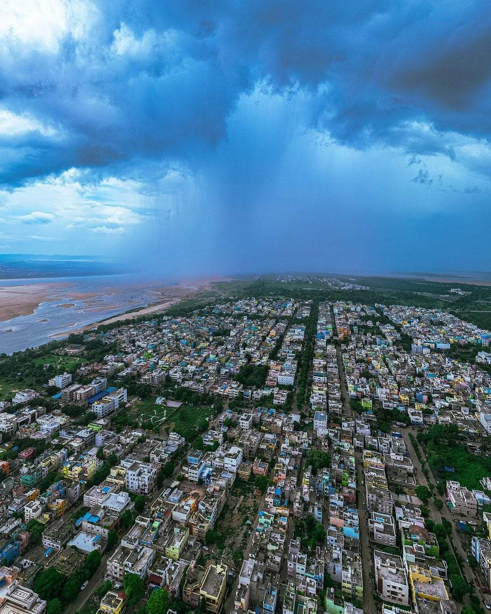 OdishaIndex24x7's tweet photo. Cloudy sky before rain.
ବର୍ଷା ପୂର୍ବରୁ ମେଘାଚ୍ଛନ୍ନ ଆକାଶ।
Can you tell from which part of Cuttack this drone shot is taken?
#Odisha #Cuttuck https://t.co/e5udJoqFzf