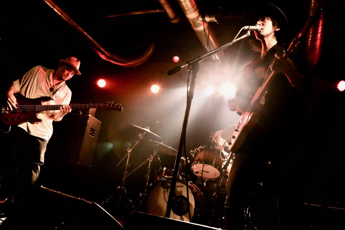 miyanotetsuro's tweet photo. 先日6/21(金)『宮野哲郎withカノユウジ&松井リカ』のライブ写真を主催「ササハタ0.5」のカメラマン「むらかみみさき」@mimimi2339さんに撮って頂きました✨
沢山の素敵な写真の中からいくつかピックして使わせて頂きました！
自分のInstagramに掲載させて頂いています。ありがとうございます🎸
https://t.co/8gFrgofxK4

#宮野哲郎 #カノユウジ #松井リカ #ササハタ05 #むらかみみさき #渋谷home