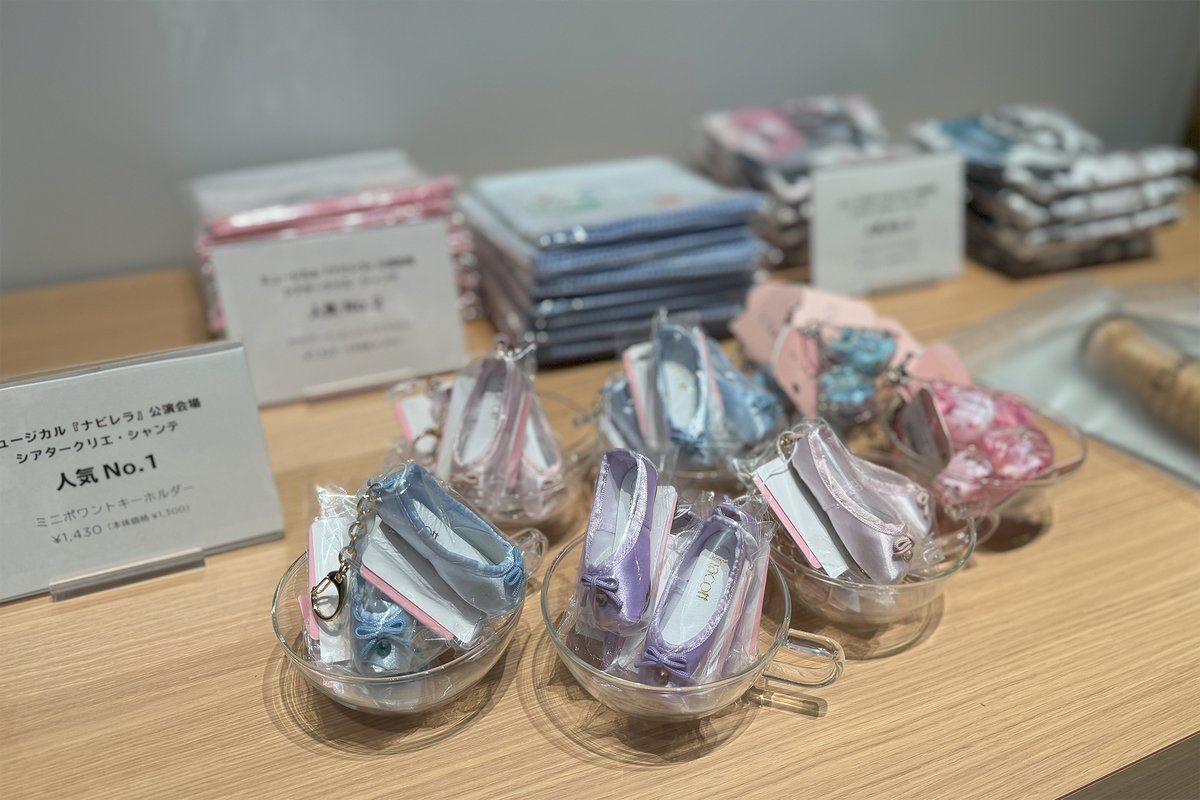 ChacottHonten's tweet photo. #ナビレラ衣装展示
＼7月3日（水）まで！／

#三浦広規 さんも絶賛の限定ドリンク「スカイブルー」、バスクチーズケーキもご用意しております🦋✨
 シアタークリエ・シャンテで販売したアイテムも販売！
▽
https://t.co/2LDp4xX0kW
#Chacott行こっと #チャコット代官山 #チャコット #ナビレラ https://t.co/UF1tM2Evse