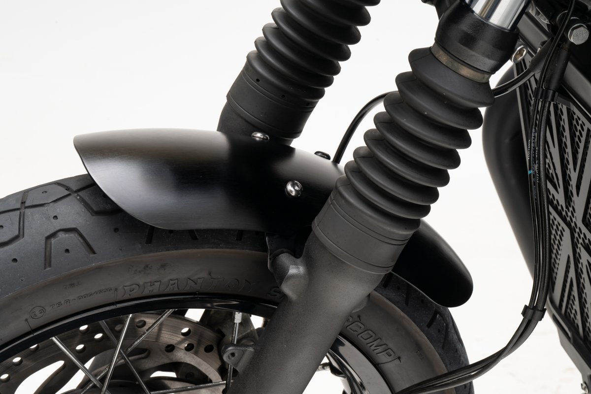 plot_touring's tweet image. ボンネビル用フロントフェンダーが再入荷しました🙋
毎回すぐに完売してしまうブラック色のショートタイプです！
今回も数に限りがあるので早い者勝ちです🙏

適合車種：
ボンネビル T120
ボンネビル T100
スピードツイン900
スクランブラー900

#motone #モートーン #トライアンフ #ボンネビル