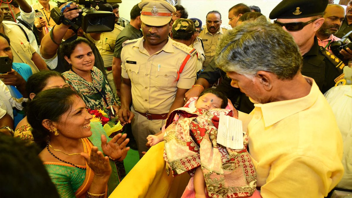 KazaRajKumar's tweet photo. కుప్పం : చిన్నారిని తన చేతుల్లోకి తీసుకుని చరణీ అని నామకరణం చేసిన పెద్దాయన.

#Charani 
#BhavishyathukuGaurantee 
#NaraChandrababuNaidu

@JaiTDP @ncbn https://t.co/aXc2LBVtbt