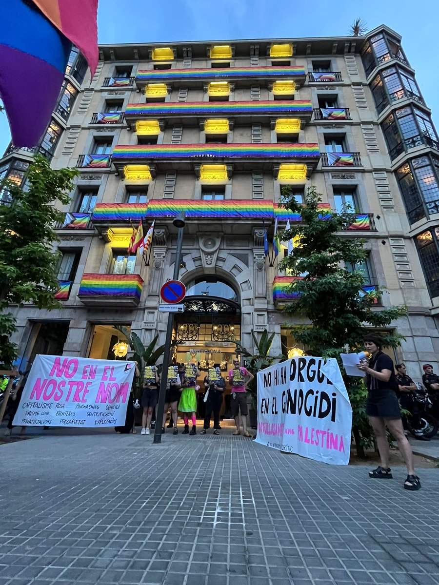 CooperAccio's tweet photo. Ahir vam ser amb el @28jautonom a la ruta de l'Eix del mal denunciant el #pinkwashing i el capitalisme rosa https://t.co/W97ZGR0Sez
