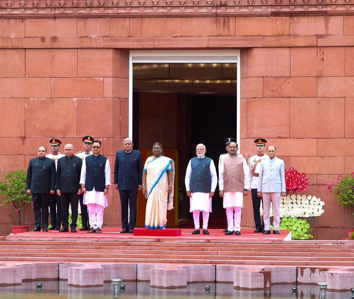 narendramodi's tweet photo. Rashtrapati Ji's address to both Houses of Parliament was comprehensive and presented a roadmap of progress and good governance. It covered the strides India has been making and also the potential that lies ahead. Her address also mentioned some of the major challenges we have to collectively overcome to ensure a qualitative change in the lives of our citizens. 

https://t.co/QcRWB99tS2