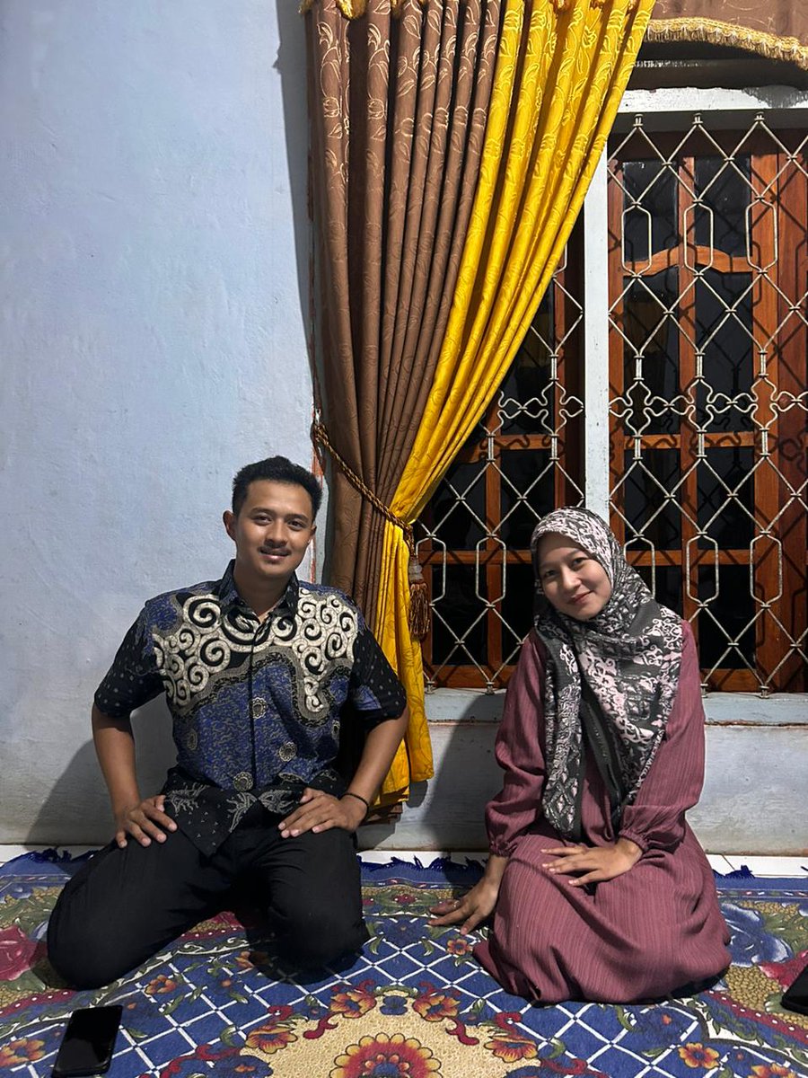 alidzulfikr's tweet photo. senin, 24 juni 2024
Akhirnya satu persatu terlewati. Skenario allah memang tidak pernah terduga aku dapat orderan kaos acara di kota nya dia sekalian nglamar hehehe 😁 https://t.co/wOwS3GI0xN