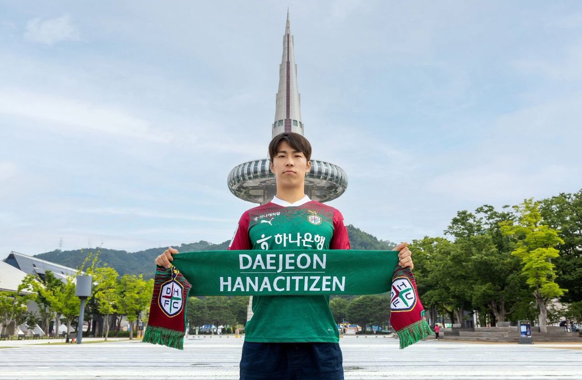 FARATA0's tweet photo. ⚠️🚨OFFICIAL🚨⚠️
帰還🫡
大田のレジェンド石田雅俊が帰還した。
背番号は10番
完全移籍での移籍だ。
「大田のファンの皆さんにまた会えて嬉しい。 昨冬、挨拶もまともにできず個人的な欲でチームを離れることになり申し訳ない気持ちが大きかった。 もう大田に戻ってきた以上、個人的な欲や目標はない。 ただこのチームの残留、そしてさらに大田がもっと大きな舞台に行くのがこれからの私の目標であり夢だ。 また一緒に戦って勝ち抜く」
#ジュビロ磐田 #jubilo 

⚠️🚨OFFICIAL🚨⚠️
귀환🫡
대전의 레전드 마사가 귀환했다.
등번호는 10번
완전 이적에서의 이적이다.
대전 팬들을 다시 만나 기쁘다. 지난 겨울 인사도 제대로 못하고 개인적인 욕심으로 팀을 떠나게 돼 미안한 마음이 컸다. 이제 대전에 돌아온 이상 개인적인 욕심이나 목표는 없다. 단지 이 팀의 잔류, 그리고 더 대전이 더 큰 무대로 가는 것이 앞으로의 나의 목표이자 꿈이다. 다시 함께 싸워 이겨내겠다