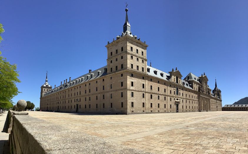 📣¡Atención: los miércoles y domingos, el Monasterio de #SanLorenzodeElEscorial abre gratis desde las 🕒15h hasta las 19h (cierra taquillas a las 18h)!. Si eres residente en un país de la U. E. o Iberoamérica, ¡aprovecha esta oportunidad!¡No te lo puedes perder 🤩!