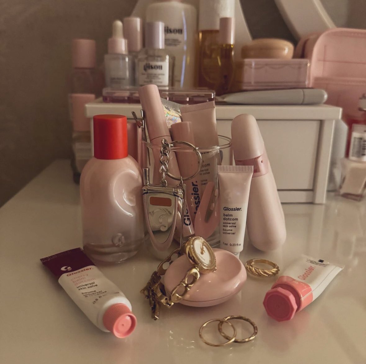 romisblooming's tweet photo. glossier lover <3 https://t.co/oZWJ4lLorx