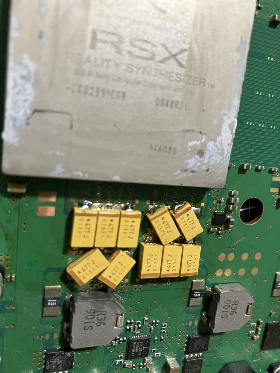 poke_jirou's tweet photo. RSX側に470μF×10個のタンタルコンデンサを取り付けました。不慣れなもので取り付け方法やはんだ付けに不安が残ります。
#PS3
#YLOD https://t.co/KMKA5xs1l8
