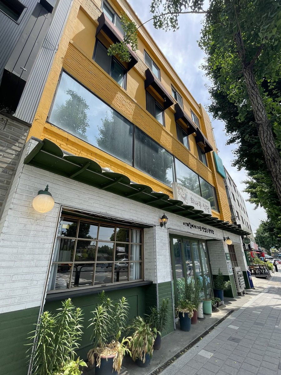 luv_xeesoxee's tweet photo. had lunch at one of #QueenofTears location 🥰 spotted jiwonie's ad too 🫶🏼 https://t.co/2dbmyt8Ed0