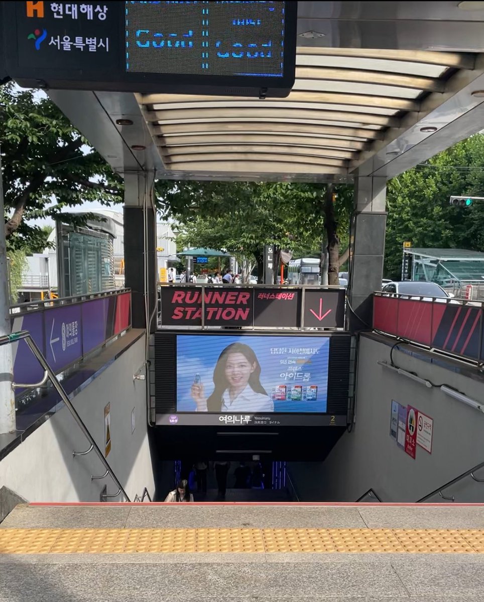 luv_xeesoxee's tweet photo. had lunch at one of #QueenofTears location 🥰 spotted jiwonie's ad too 🫶🏼 https://t.co/2dbmyt8Ed0