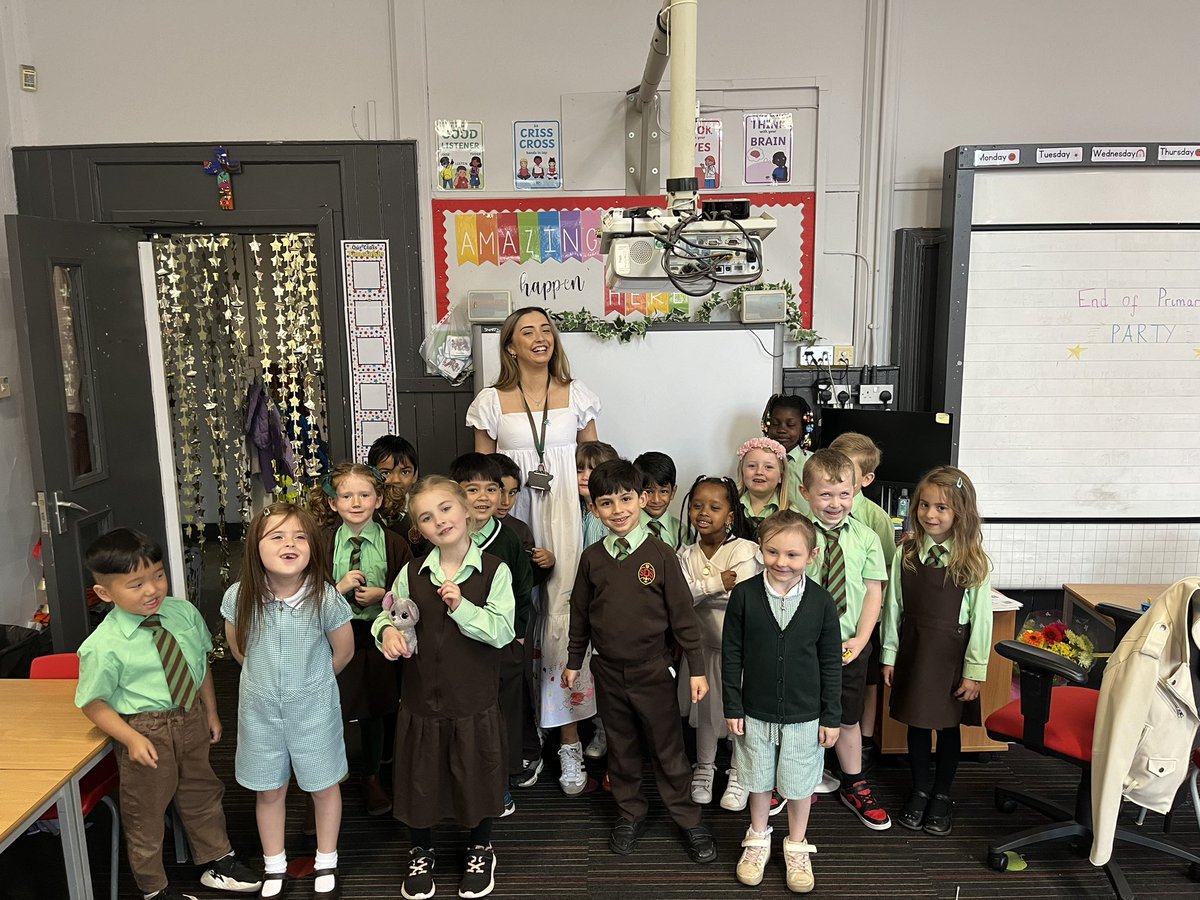 MissMcCann_T's tweet photo. All the laughs on the last day of P1🤍 I know these superstars will be fab in P2🌟🌟 @St_Denis_PS https://t.co/KoxmwUE9A0