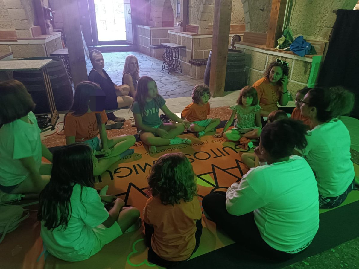 juntasenlamisma's tweet photo. 🟠¡Qué bien lo hemos pasado en el encuentro de #Participación #Infantil 'Amiguitos y Amiguitas'! Junto a las #familias,  sus participantes han realizado el #diseño y elaboración de todo lo que tendrá el mercadillo #solidario de la 10ª Comida de confraternización. https://t.co/ecO6jEaium