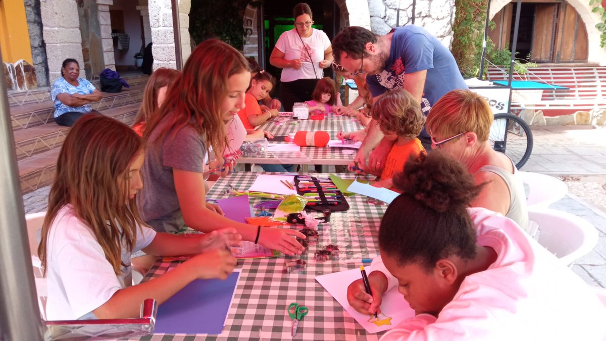 juntasenlamisma's tweet photo. 🟠¡Qué bien lo hemos pasado en el encuentro de #Participación #Infantil 'Amiguitos y Amiguitas'! Junto a las #familias,  sus participantes han realizado el #diseño y elaboración de todo lo que tendrá el mercadillo #solidario de la 10ª Comida de confraternización. https://t.co/ecO6jEaium